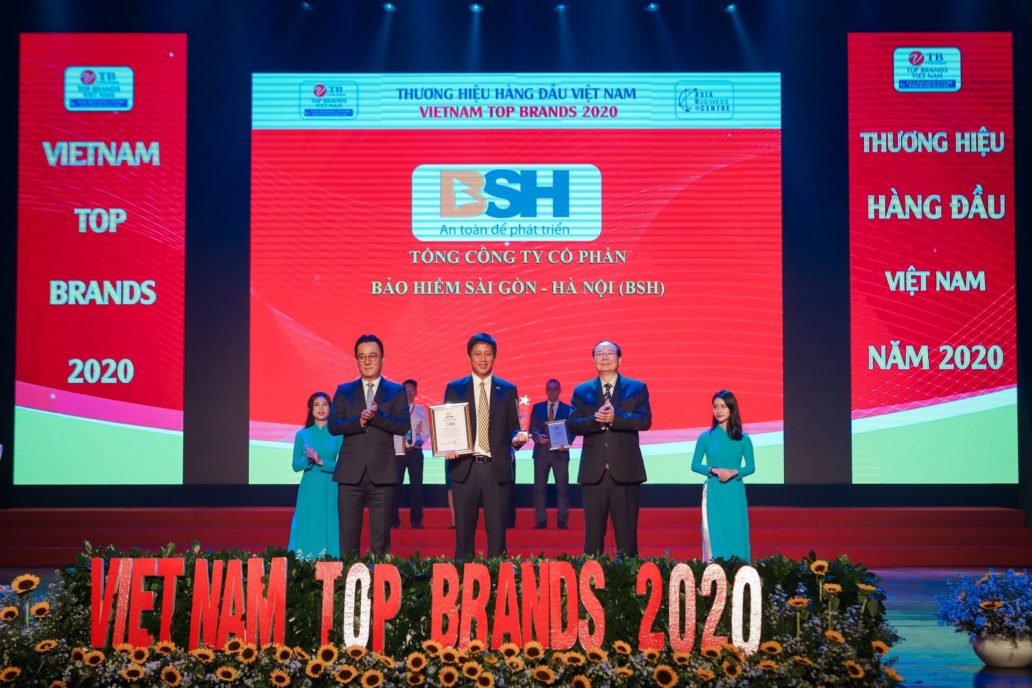 Pho TGD Le Hoai Nam nhan Cup vinh danh BSH 1