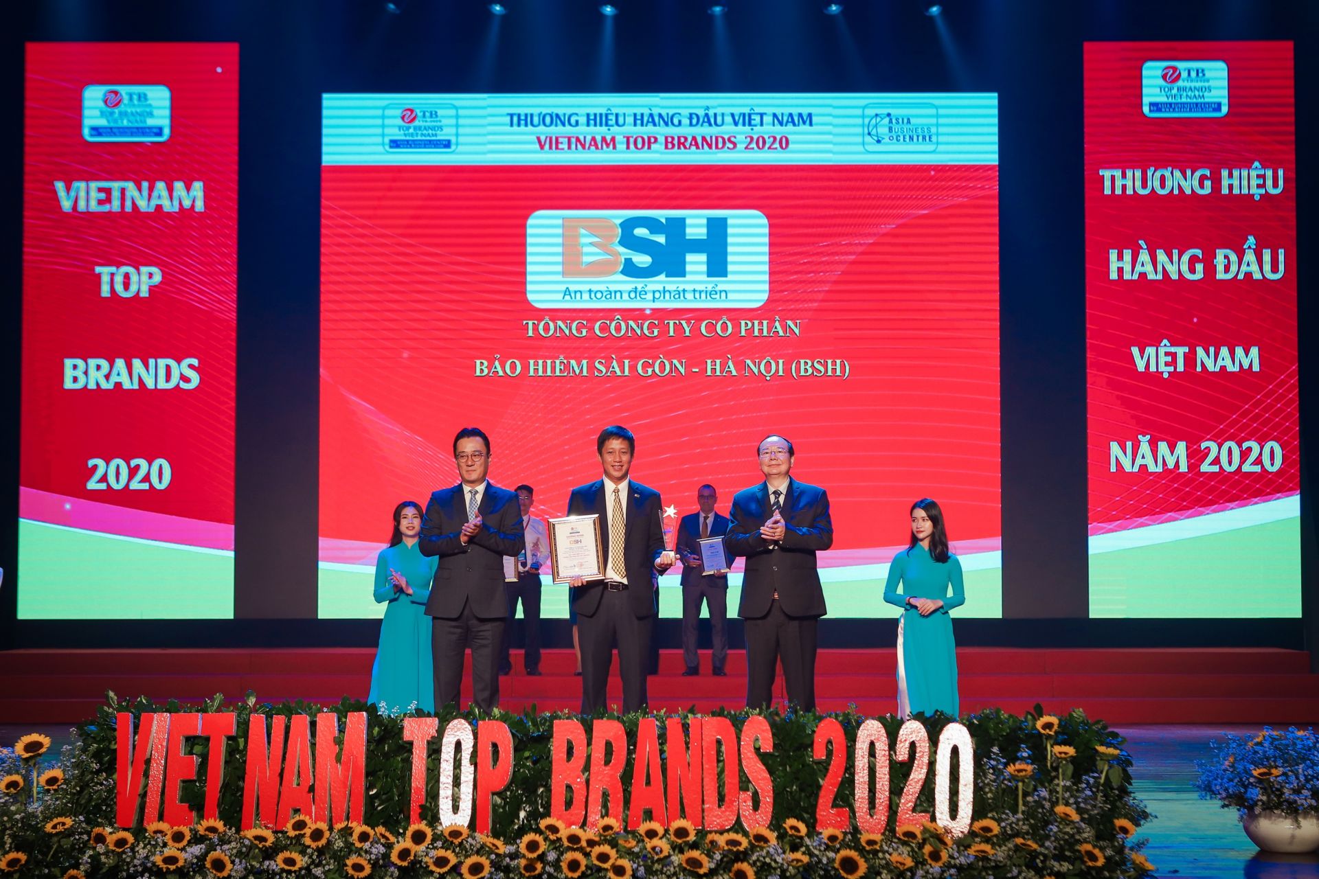 Pho TGD Le Hoai Nam nhan Cup vinh danh BSH 1