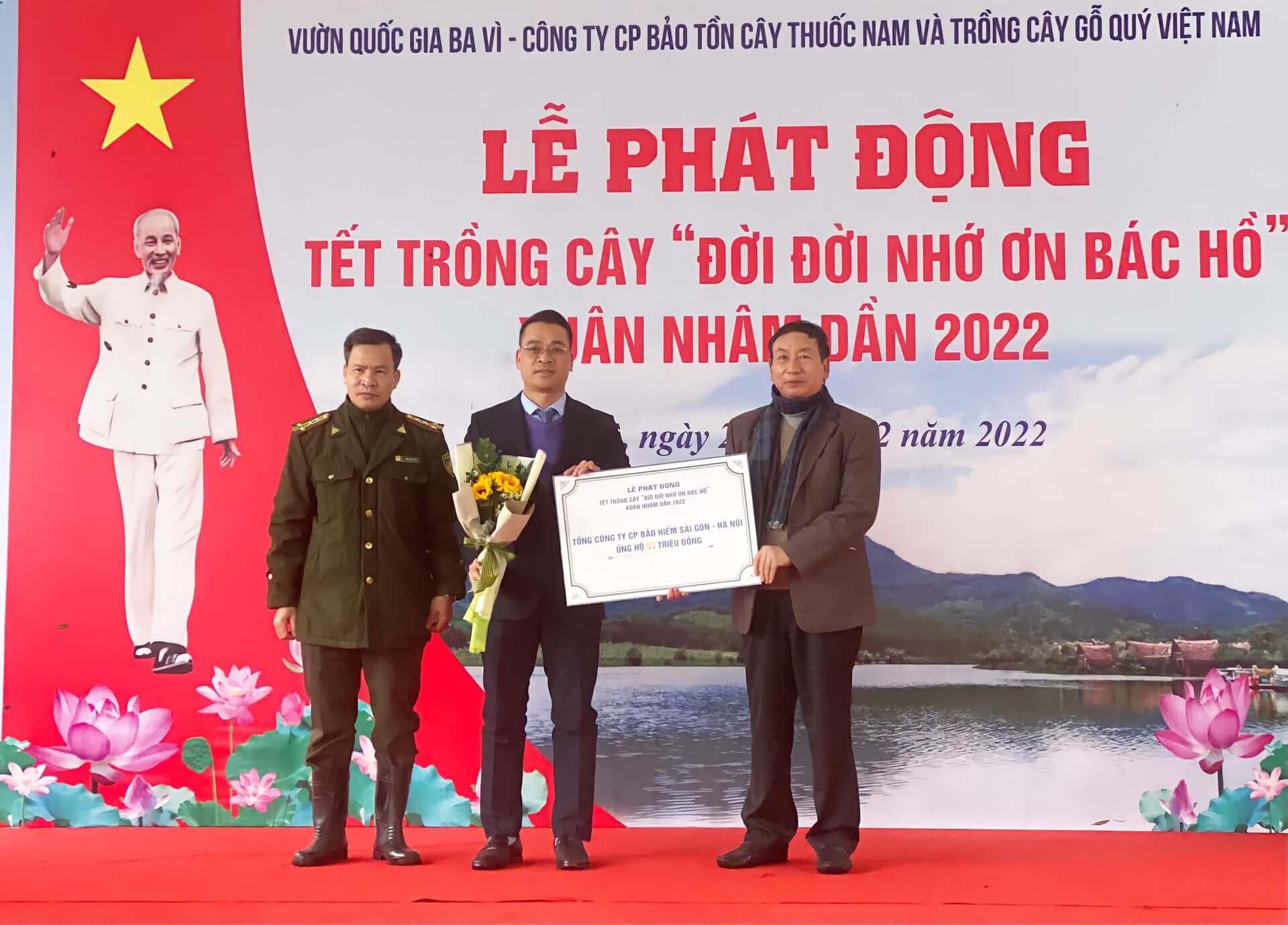 Đại diện Tổng công ty Cổ phần Bảo hiểm Sài Gòn - Hà Nội (BSH) cùng tham gia lễ phát động chương trình tết trồng cây "Đời đời nhớ ơn Bác Hồ" Xuân Nhâm Dần 2022.