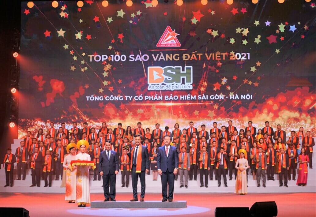 Ông Nguyễn Văn Trưởng – Tổng Giám đốc Bảo hiểm BSH (đứng giữa hàng đầu tiên) đại diện cho BSH nhận danh hiệu Top 100 Sao Vàng Đất Việt 2021