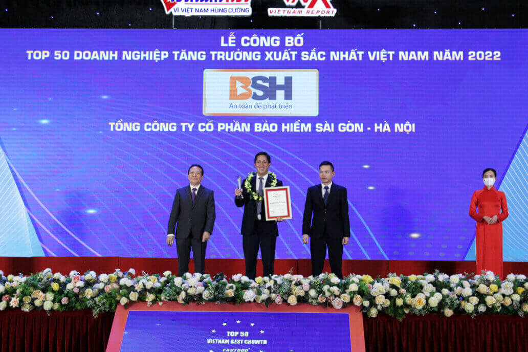 Ông Lê Hoài Nam – Phó Tổng Giám đốc đại diện cho Bảo hiểm BSH nhận kỷ niệm chương và chứng nhận cho BSH 