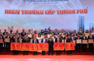 BSH vinh d? cùng các doanh nghi?p ?ón nh?n s? khen th??ng. ?nh: Kh?c Kiên