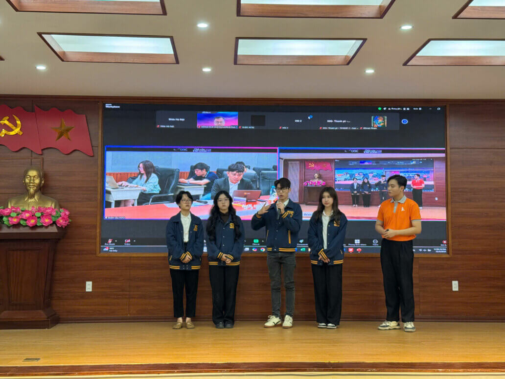 Đội The Branders (Đại học Quốc gia Hà Nội - Trường Khoa học liên ngành và Nghệ thuật) trình bày ý tưởng trước Ban Giám khảo