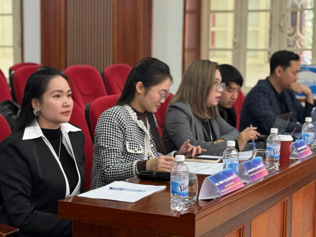 Ban Giám khảo tại điểm cầu Hà Nội nghe các đội thi thuyết trình